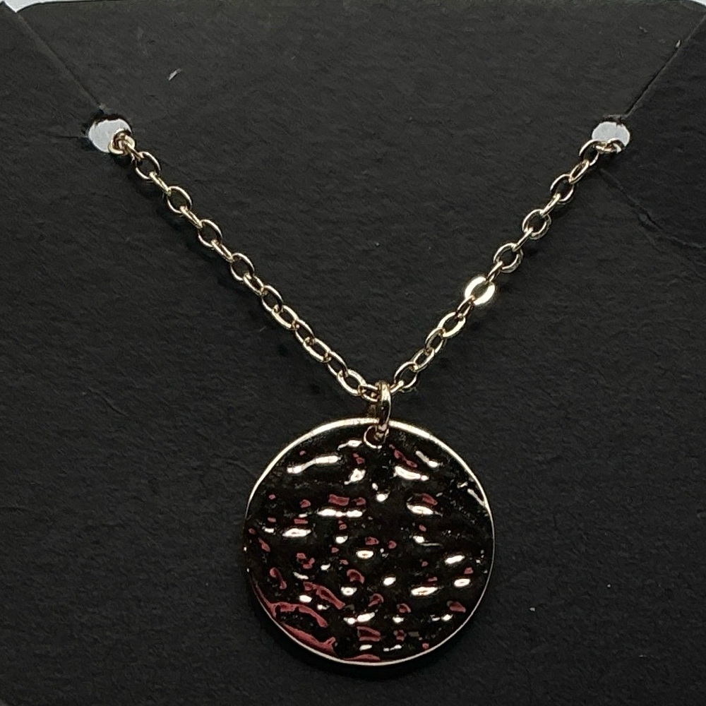 Elegant Gold Pendant Necklace